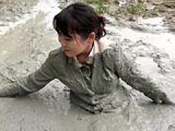 就活の合間に泥んこ遊び